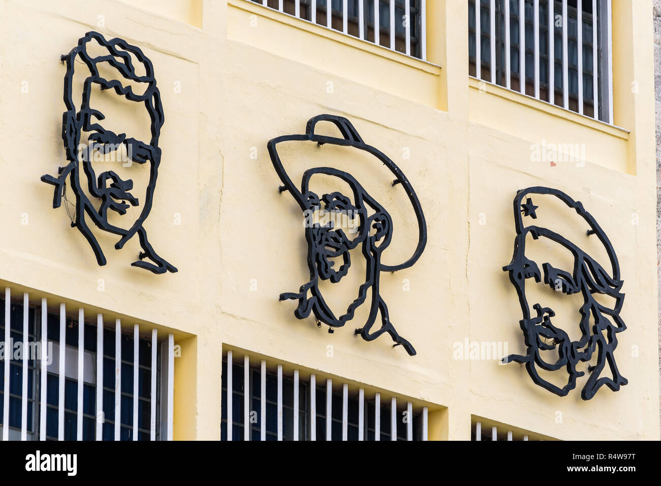 Die Altstadt von Havanna, Kuba. Februar 2018 - Eisen Wandbild arbeiten an einem Gebäude, Fidel Castro und Ernesto "Che" Guevara und Camilo Cienfuegos. Stockfoto