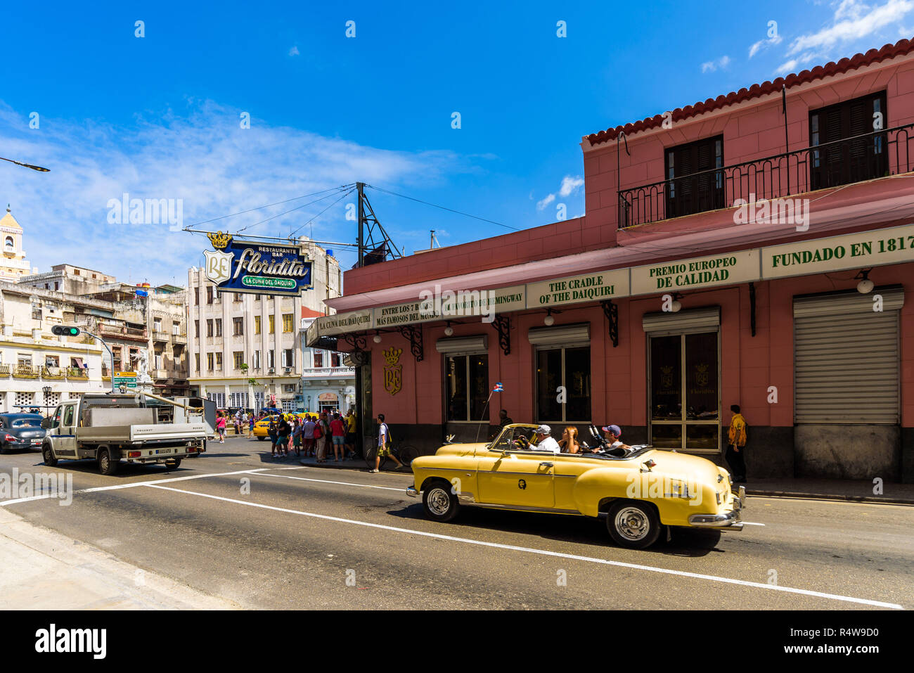 Die Altstadt von Havanna, Außen von El Floridita, einem historischen Fisch Restaurant und Cocktail Bar mit klassischen American Vintage vorbeifahrende Autos. La Habana Vieja, Kuba Stockfoto