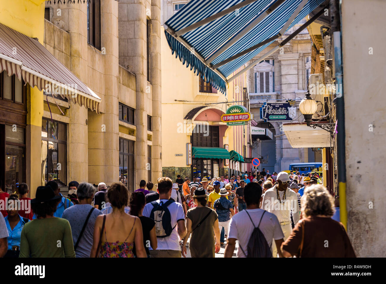 Havanna, Kuba. Leute, die an der Calle Obispo, der belebtesten und beliebtesten Fußgängerzone kommerziellen und touristischen Straße in die Kubanische Hauptstadt. Stockfoto