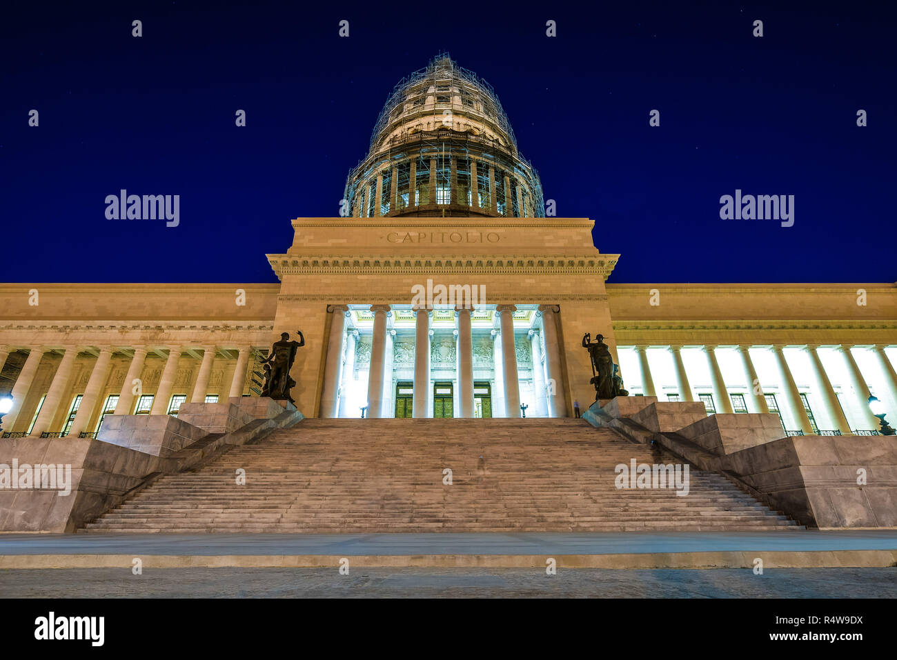 Die Altstadt von Havanna, Kuba. Februar 2018 - Die klassische Architektur, weiß Schritte und Kuppel des Capitolio Gebäude auf den Straßen von Habana Vieja in der Nacht. Stockfoto