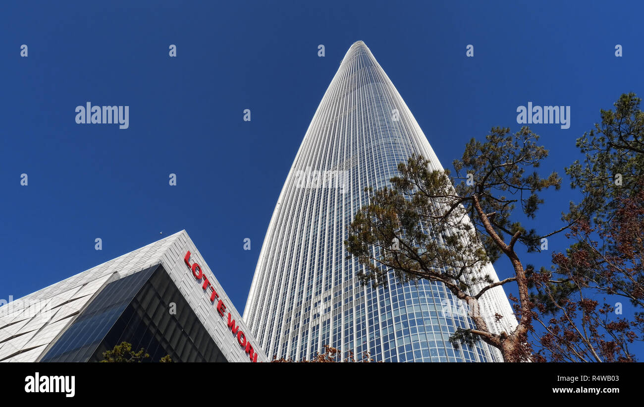 Sehr hohe Wolkenkratzer. Ansicht von unten. Lotte World Tower, Seoul, Südkorea. Januar 2018 Stockfoto