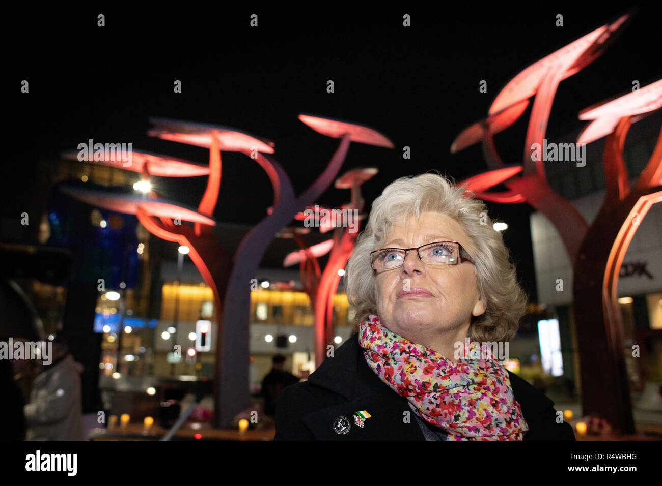 Julie Hambleton, dessen Schwester Maxine im Birmingham Pub Bombardierungen getötet wurde, steht unter der Statue enthüllt die Erinnerung an die 21 Menschen getötet. Stockfoto