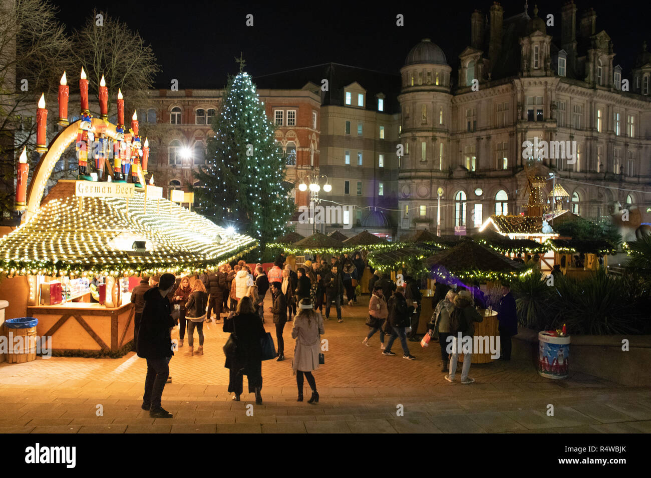 Deutsche Marktstände auf der Frankfurter Deutschen Weihnachtsmarkt in Victoria Square, Birmingham, England, UK. Stockfoto