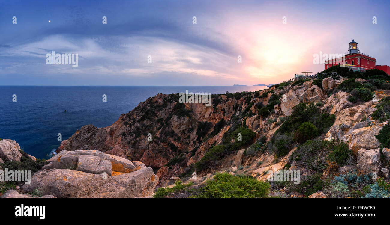Blick auf den Leuchtturm von Capo Spartivento bei Sonnenuntergang. Domus de Maria, Cagliari, Sardinien, Italien, Europa. Stockfoto