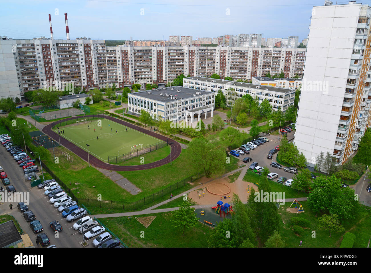 Stadt Landschaft mit Schule und Fußball im Sommer in Moskau, Russland Stockfoto