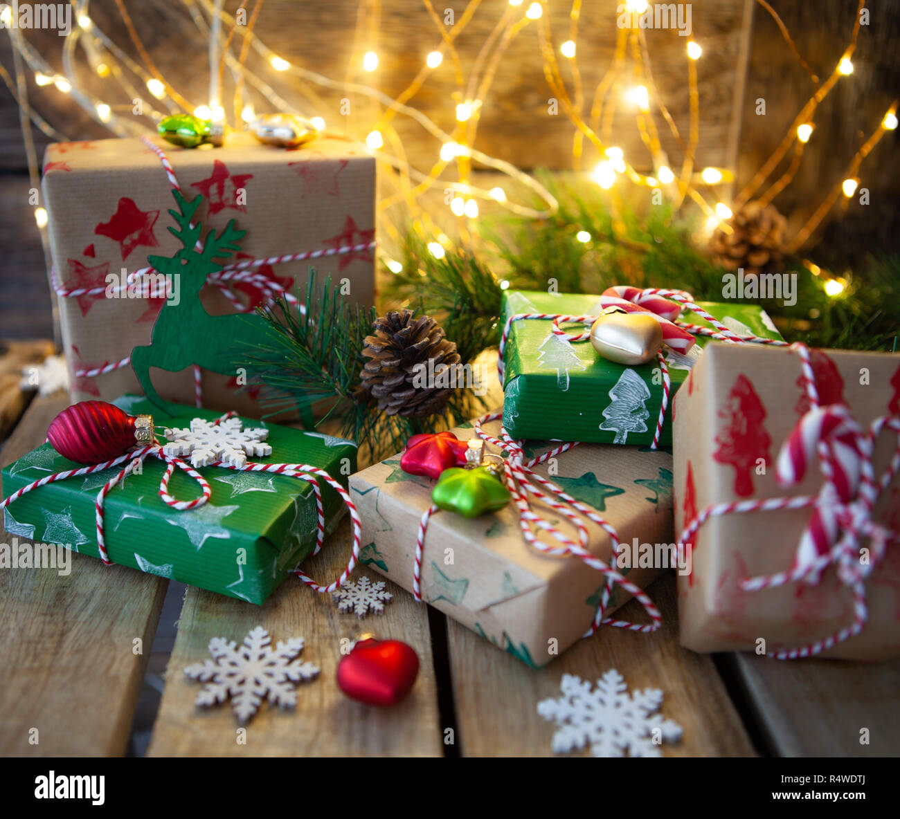 Wenig eingepackten Geschenke und festliche Lichter für ein Frohes Weihnachtsfest und schöne Feiertage Stockfoto