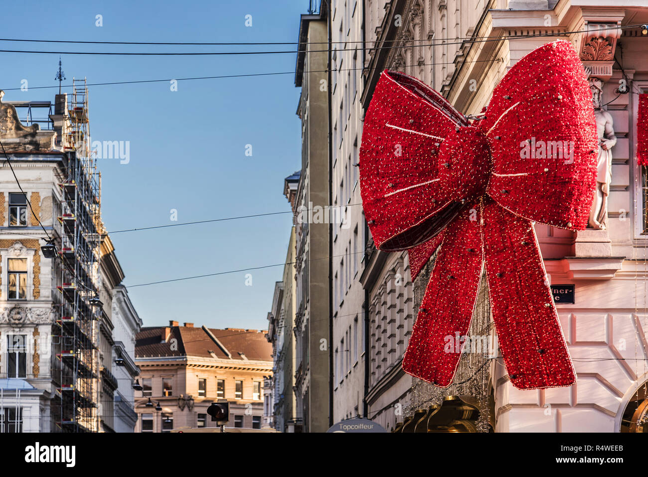 Wien, Österreich, 29. Dezember 2017. Riesige Weihnachten rote Schleife auf Popp und Kretschmer Kaufhaus in Wien. Giant red ribbon Weihnachten Girlande decorat Stockfoto