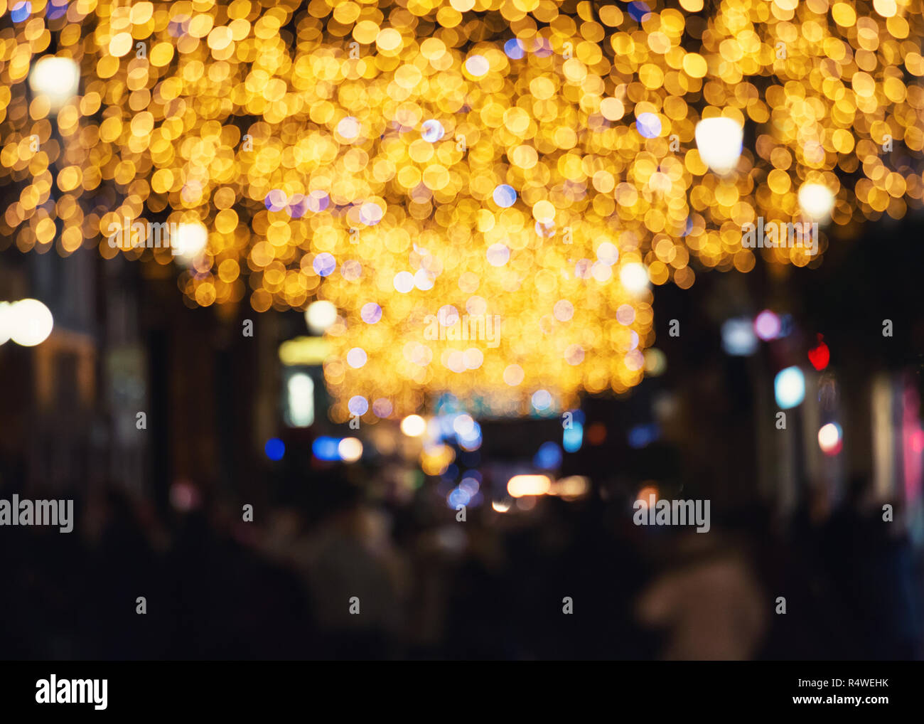 Abstrakte verschwommenen Hintergrund der Street Night Market Szene mit goldenen Licht bokeh und Dekorationen für Feiertage. Stockfoto