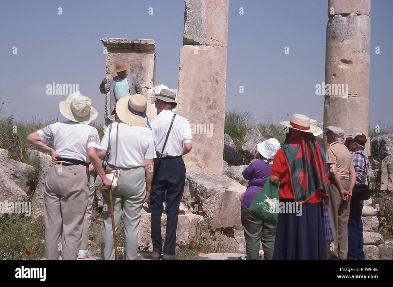 Szene von westlichen Touristen beobachten der antiken Säulen an der Ruinen von Palmyra, nordöstlich von Damaskus, Syrien, Juni 1994. () Stockfoto