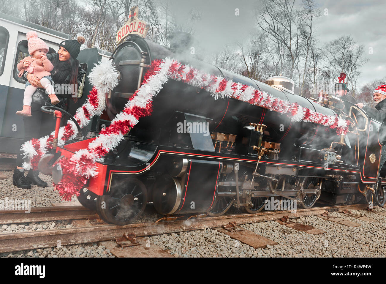 Santa Claus, der Weihnachtsmann, kommt mit dem Zug auf der Ravenglass und Eskdale Railway, Lake District, Cumbria, England. Stockfoto