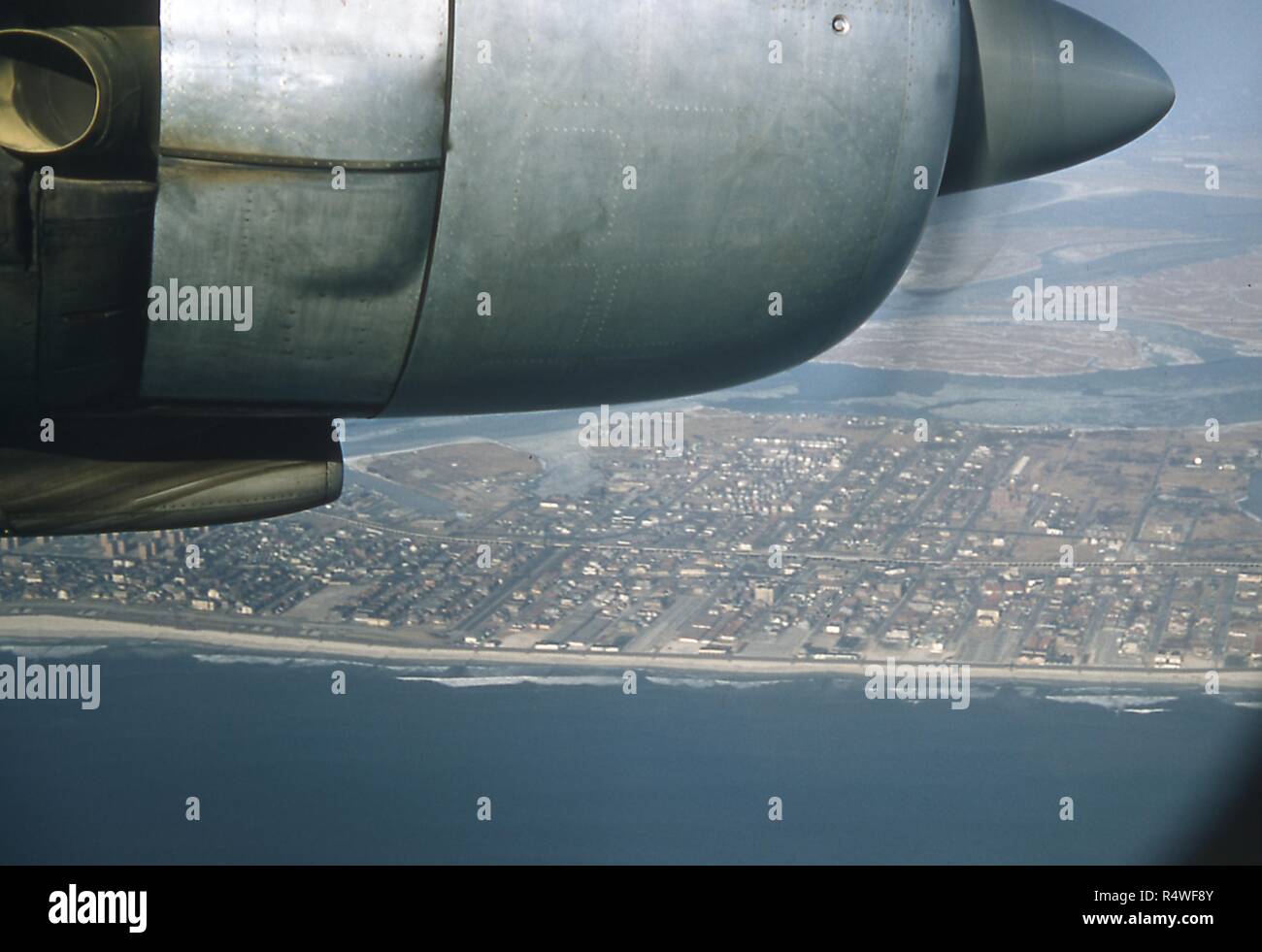 Luftbild mit Blick nach Norden - Nordosten der Nachbarschaft von Arverne auf der Halbinsel Rockaway in Queens, New York City, Juni, 1959. Im Zentrum West, East Rockaway Beach Boulevard und der erhöhten, der U-Bahn entlang Rockaway Autobahn ausgeführt wird. () Stockfoto
