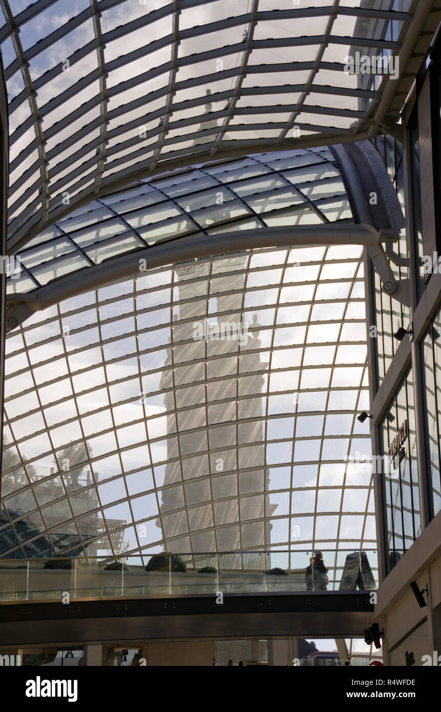 Kirche der Heiligen Dreifaltigkeit gesehen innerhalb von Trinity Leeds Shopping Center Stockfoto