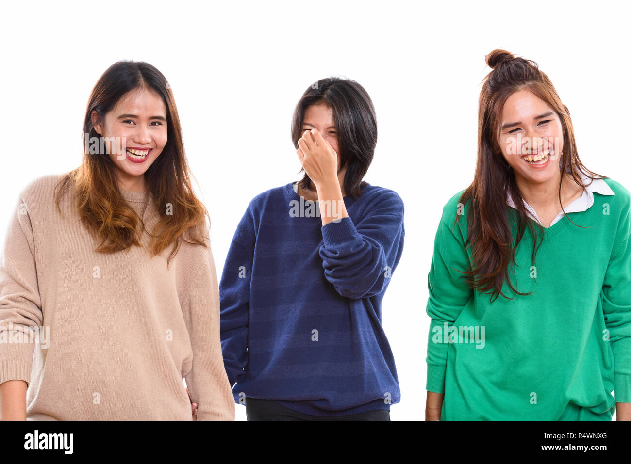 Studio shot von drei glückliche junge asiatische Frau Freunde lächelnd und Stockfoto