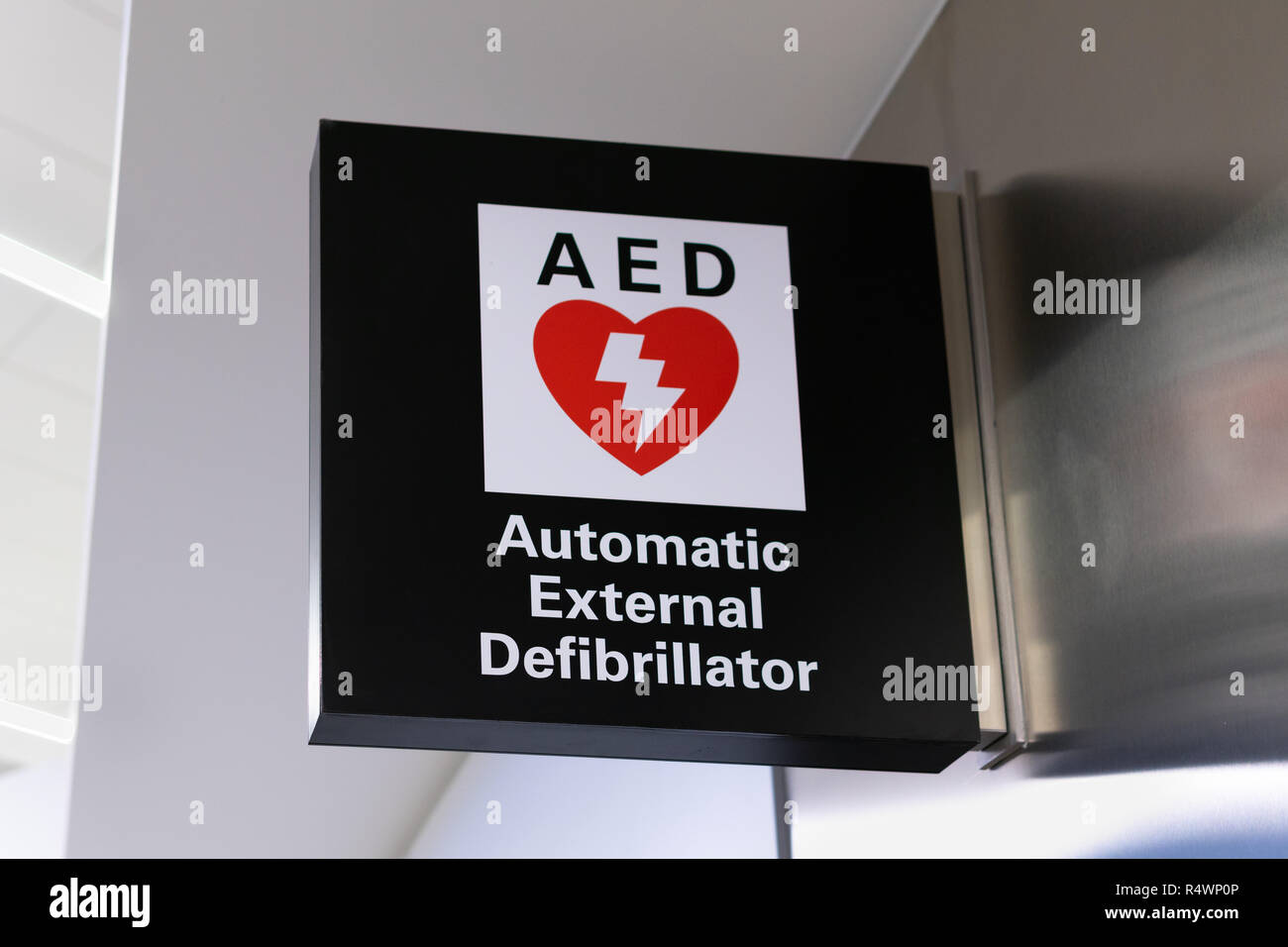SAN FRANCISCO, CA/USA - Oktober 10, 2018: Automatischer Externer Defibrillator Zeichen und Logos. Stockfoto