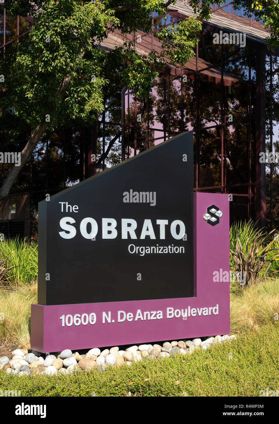 CUPERTINO, CA/USA - Oktober 20, 2018: Die Sobrato Organisation äußeres Zeichen und Marke. Stockfoto