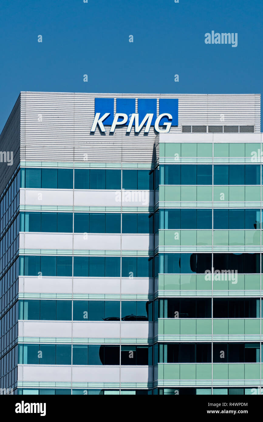 SANTA CLARA, CA/USA - Oktober 20, 2018: KPMG Corporate Facility und Logo. KPMG ist ein professioneller Service Unternehmen. Stockfoto