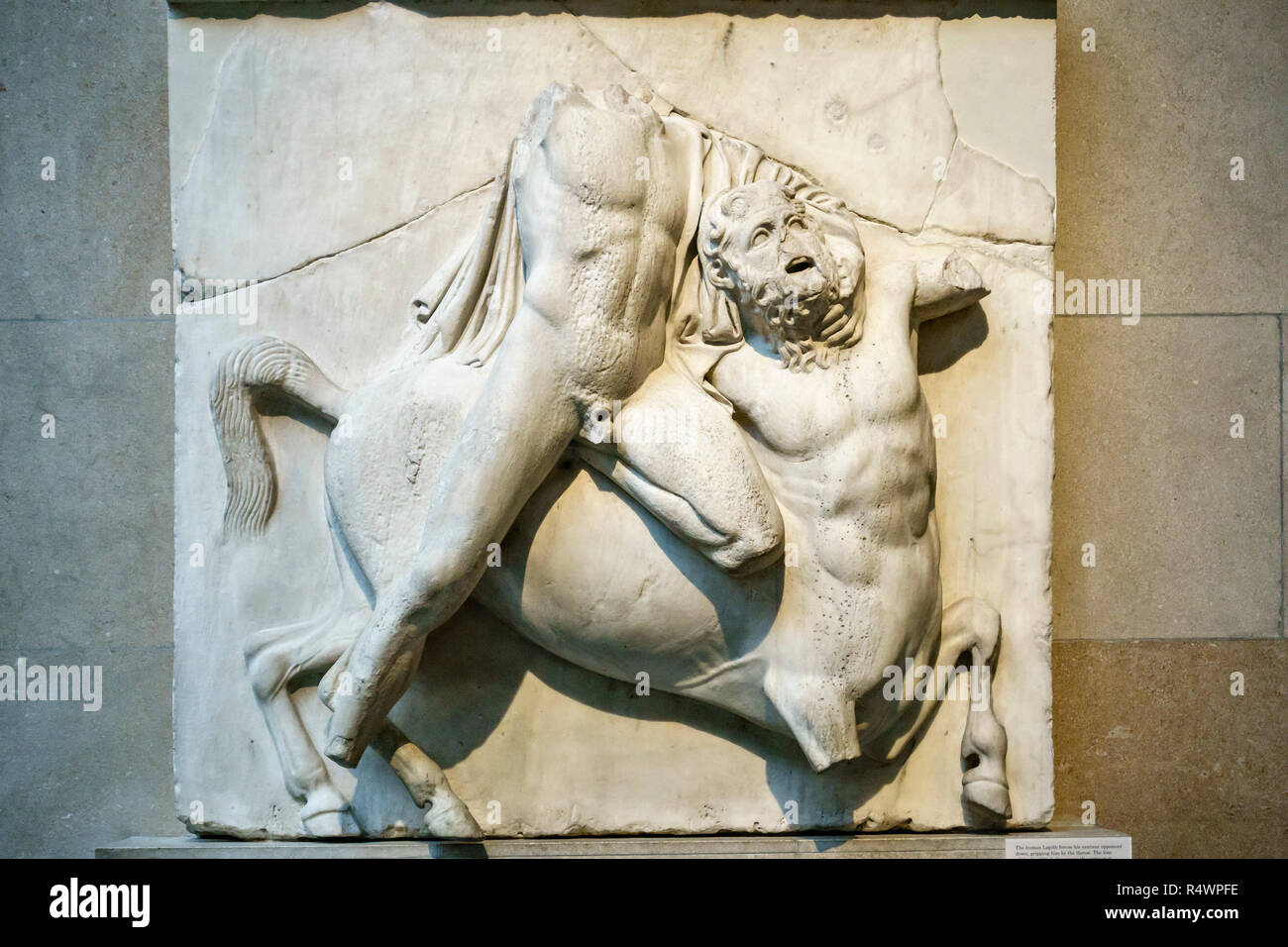 Teil der Elgin Marbles im British Museum, London, UK. Lapith und Centaur kämpfen, metope Süd II. Stockfoto