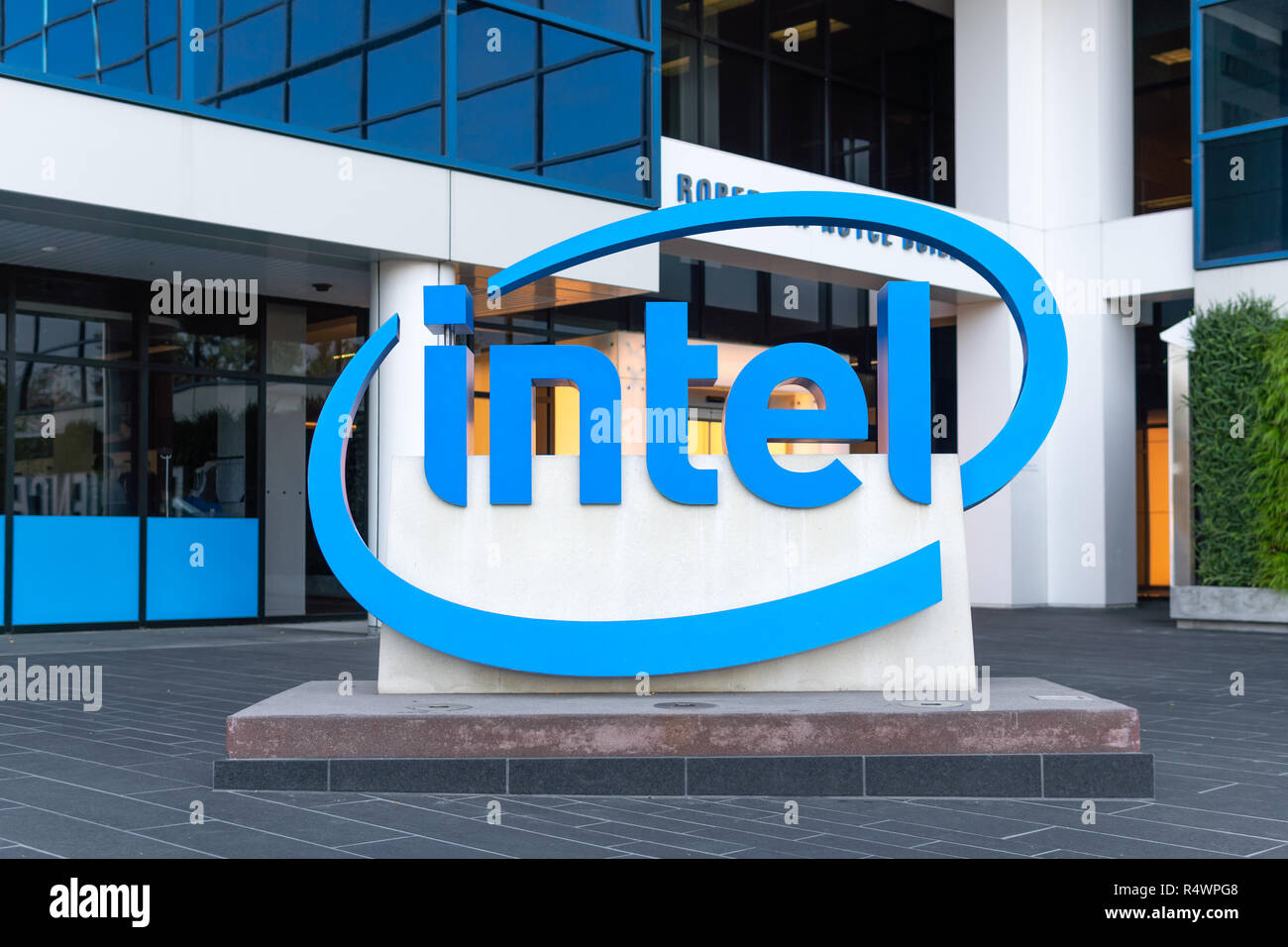 SANTA CLARA, CA/USA - Oktober 20, 2018: Intel Corporate Büros und Logo. Stockfoto