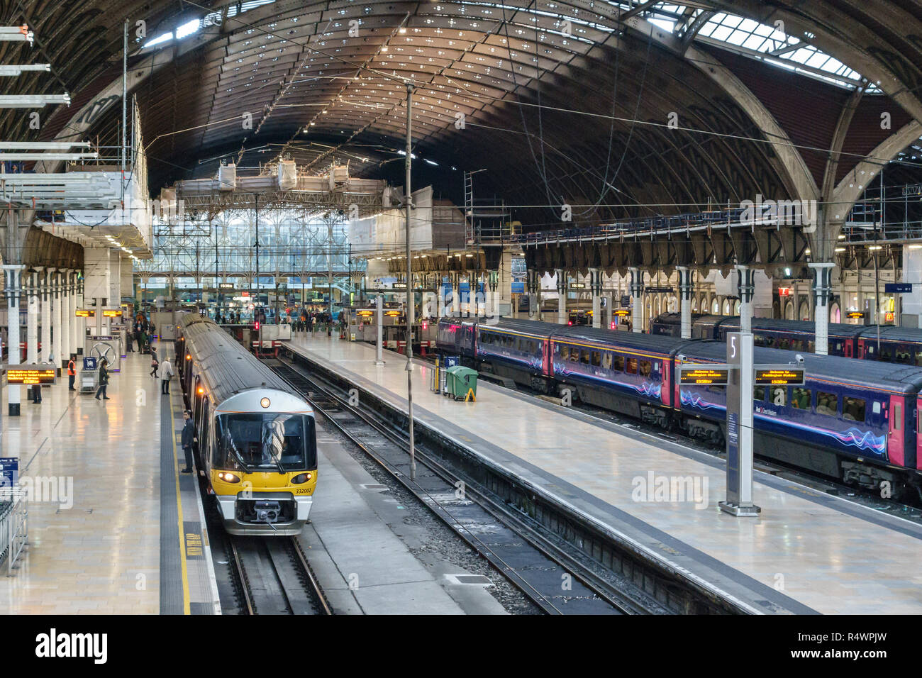 Paddington Station, London, UK, im Jahre 1854 von dem berühmten viktorianischen Bahnhof Ingenieur Isambard Kingdom Brunel konstruierten Stockfoto