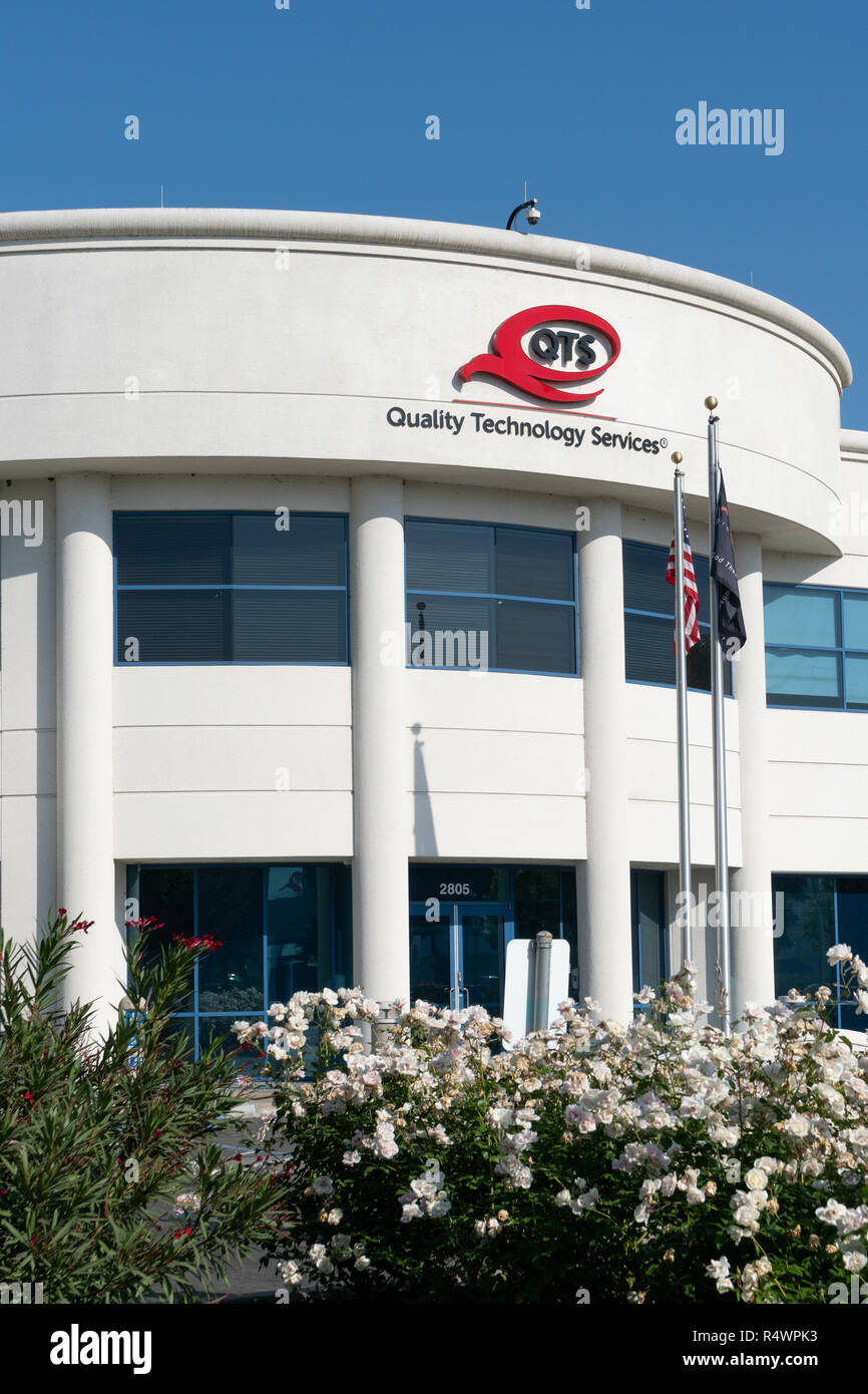 SANTA CLARA, CA/USA - Oktober 20, 2018: Qualität Technik Services Facility und Logo. Qualität Technik Services, LLC Data Center betreibt Stockfoto