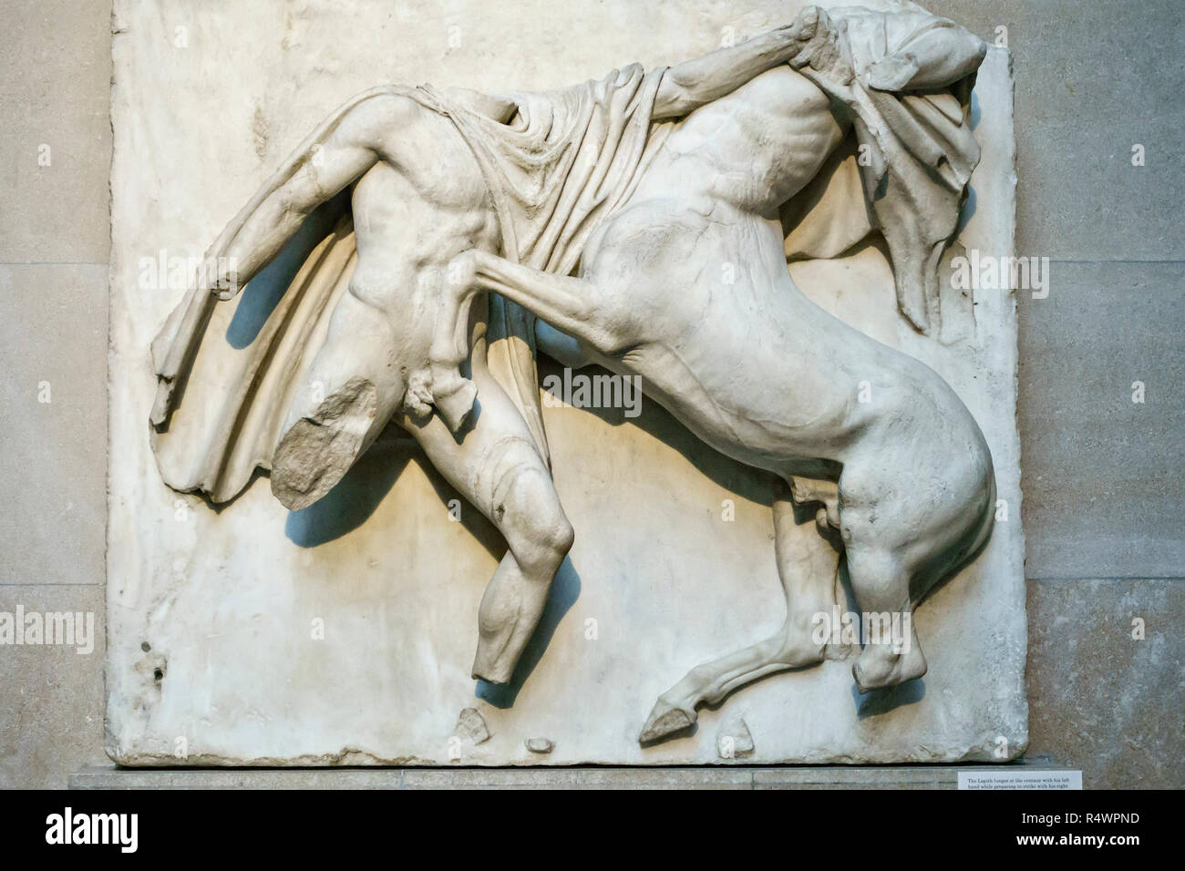 Teil der Elgin Marbles im British Museum, London, UK. Metope Süd VII. Lapith und Centaur kämpfen Stockfoto