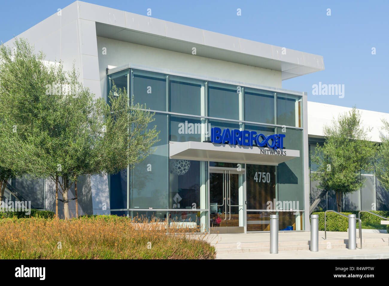 SANTA CLARA, CA/USA - Oktober 20, 2018: Barfuß Netzwerk Silicon Valley Hauptquartier. Barfuß Networks ist ein Computer Networking unternehmen. Stockfoto