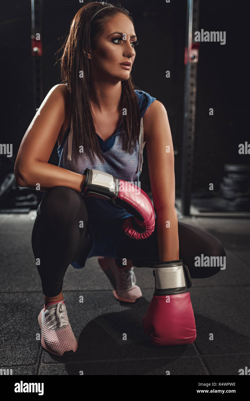 Eine nette junge Frau ruht sich nach Boxen Training im Fitnessstudio. Stockfoto