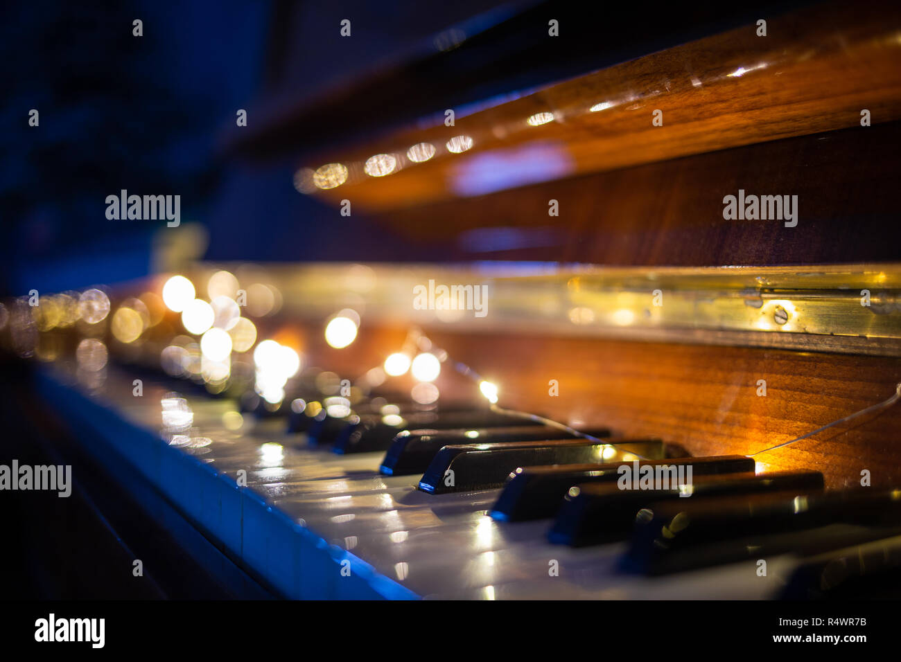 Klavier Keyboard mit Weihnachtsbeleuchtung illuminiert. Romantische Musik  Hintergrund Stockfotografie - Alamy