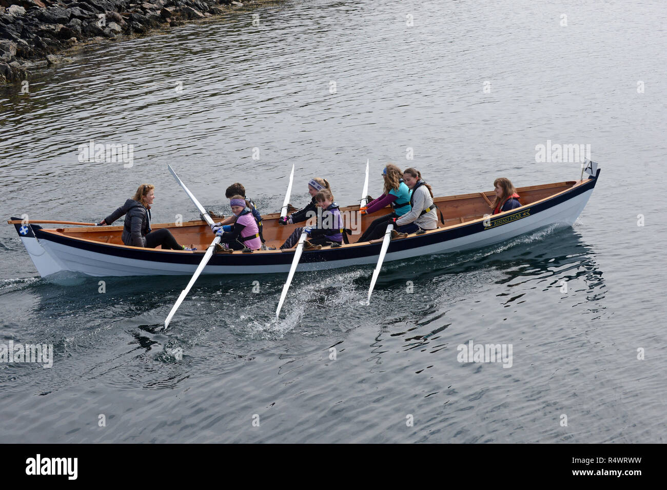 Shetland Ruderregatta in Hamnavoe Burra in der Shetland Inseln gehalten während des Sommers. Lokale Teams Rennen für jeden Bezirk Stockfoto