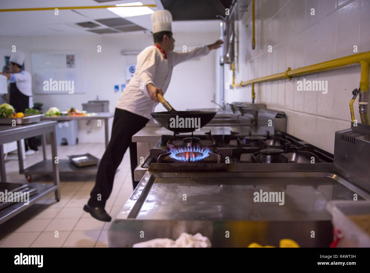 Chefkoch Kochen, Braten im Wok Pfanne. Verkauf und Essen Konzept Stockfoto