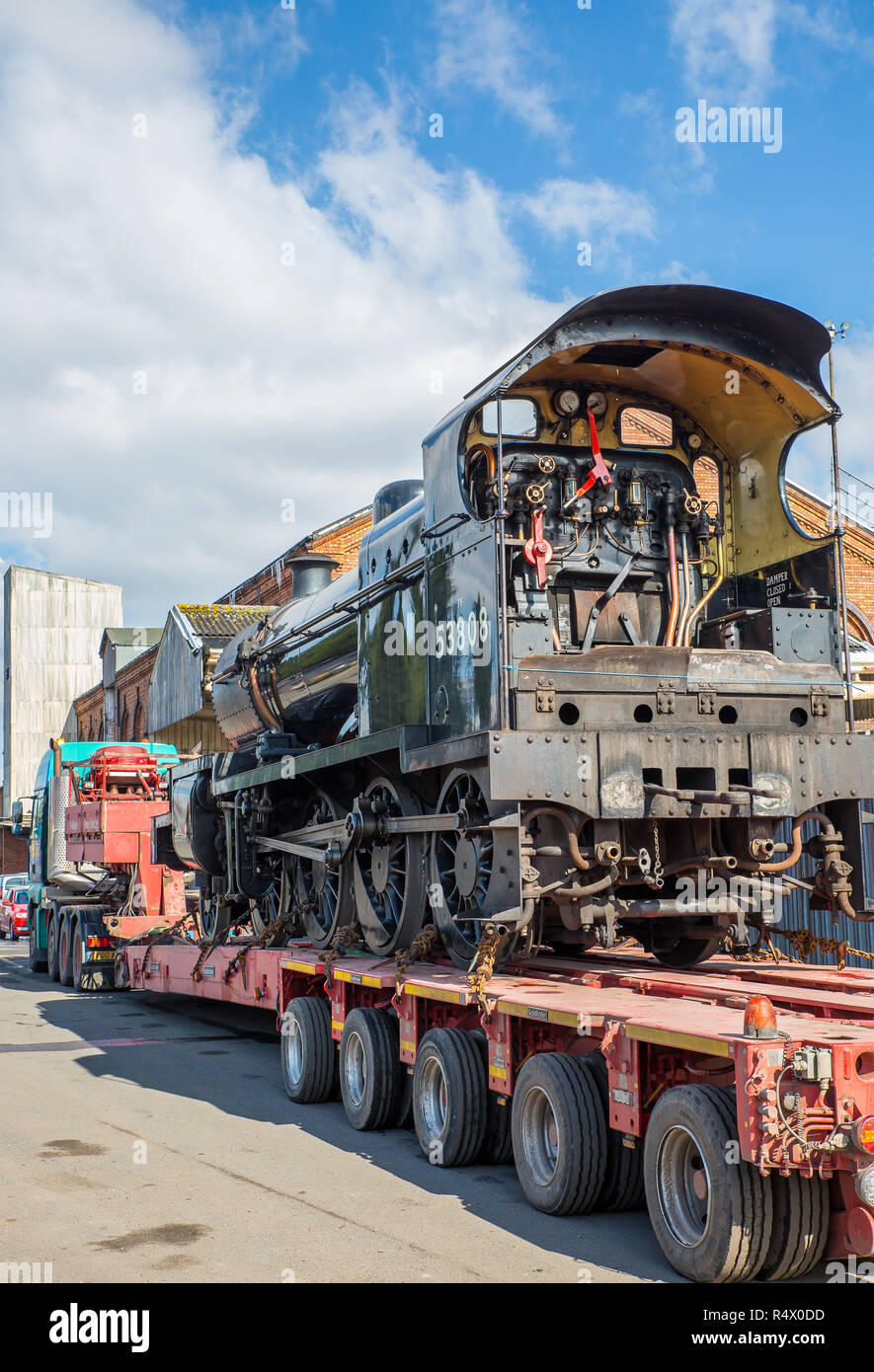 Transport einer Dampflok auf der Straße. Stockfoto