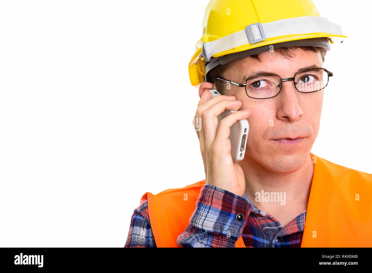 Der nachdenkliche Mensch Bauarbeiter sprechen auf mobilen Stockfoto