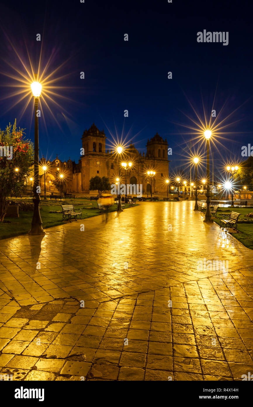 Cusco Kathedrale (Dom Basilika Unserer Lieben Frau von der Himmelfahrt) in der Dämmerung, Plaza de Armas, Cusco, Peru Stockfoto