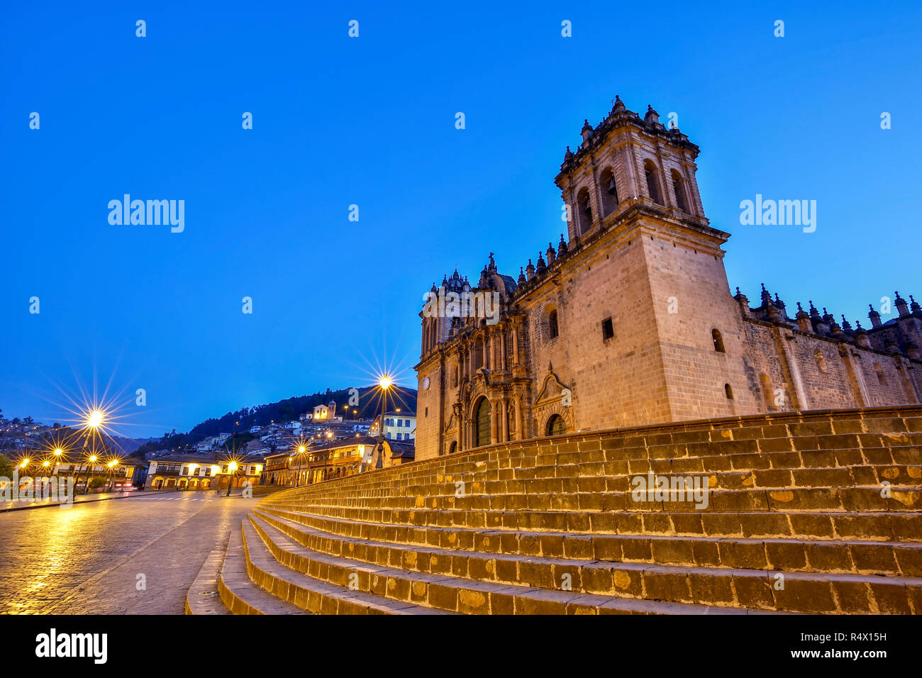 Schritte und Cusco Kathedrale (Dom Basilika Unserer Lieben Frau von der Himmelfahrt) in der Dämmerung, Plaza de Armas, Cusco, Peru Stockfoto