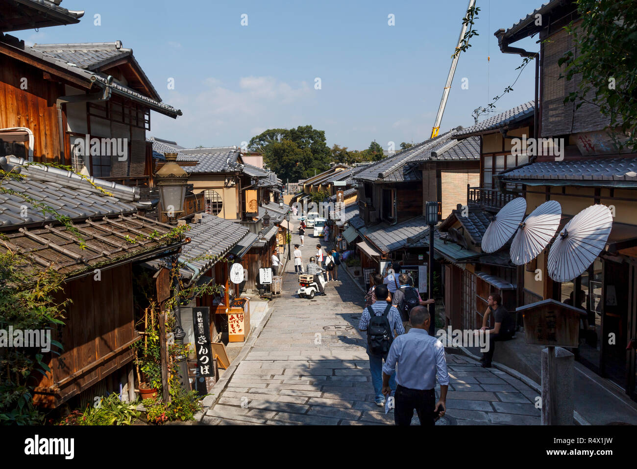 Viele Touristen zu Fuß auf den Straßen rund um Kiyomizu dera Tempel, in der Stadt Kyoto, Japan Stockfoto