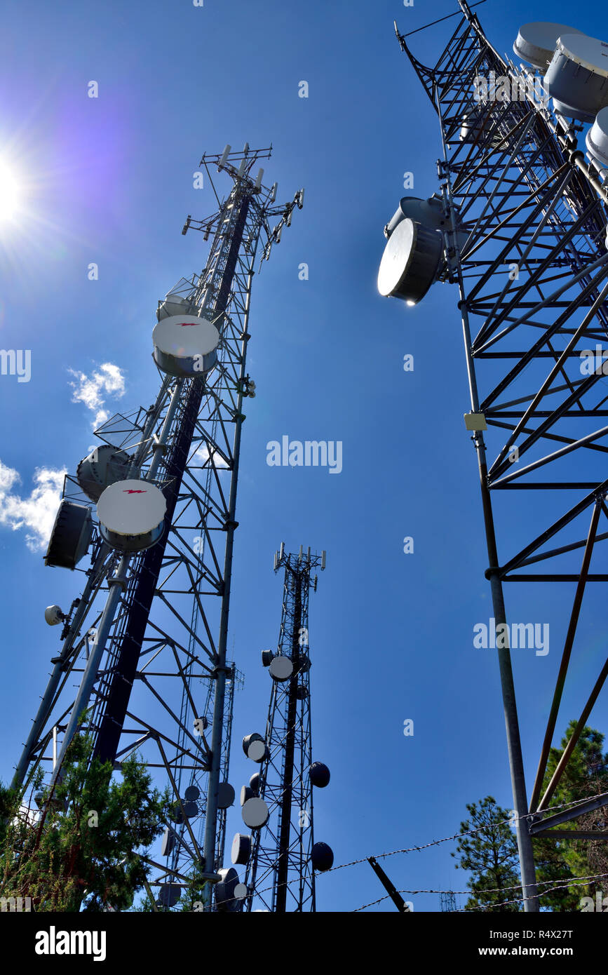 Kommunikation Türme mit Mikrowelle und Handy Antennen Stockfoto