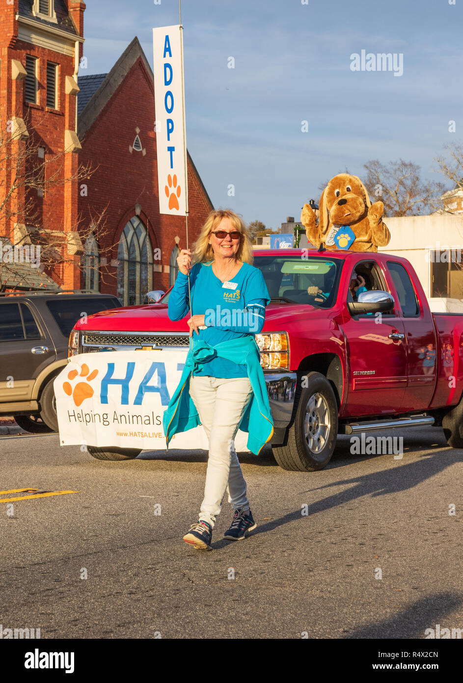 Mebane, NC, USA -11/25/18: Ein Tier Annahme Organisation in Christmas Parade. Stockfoto