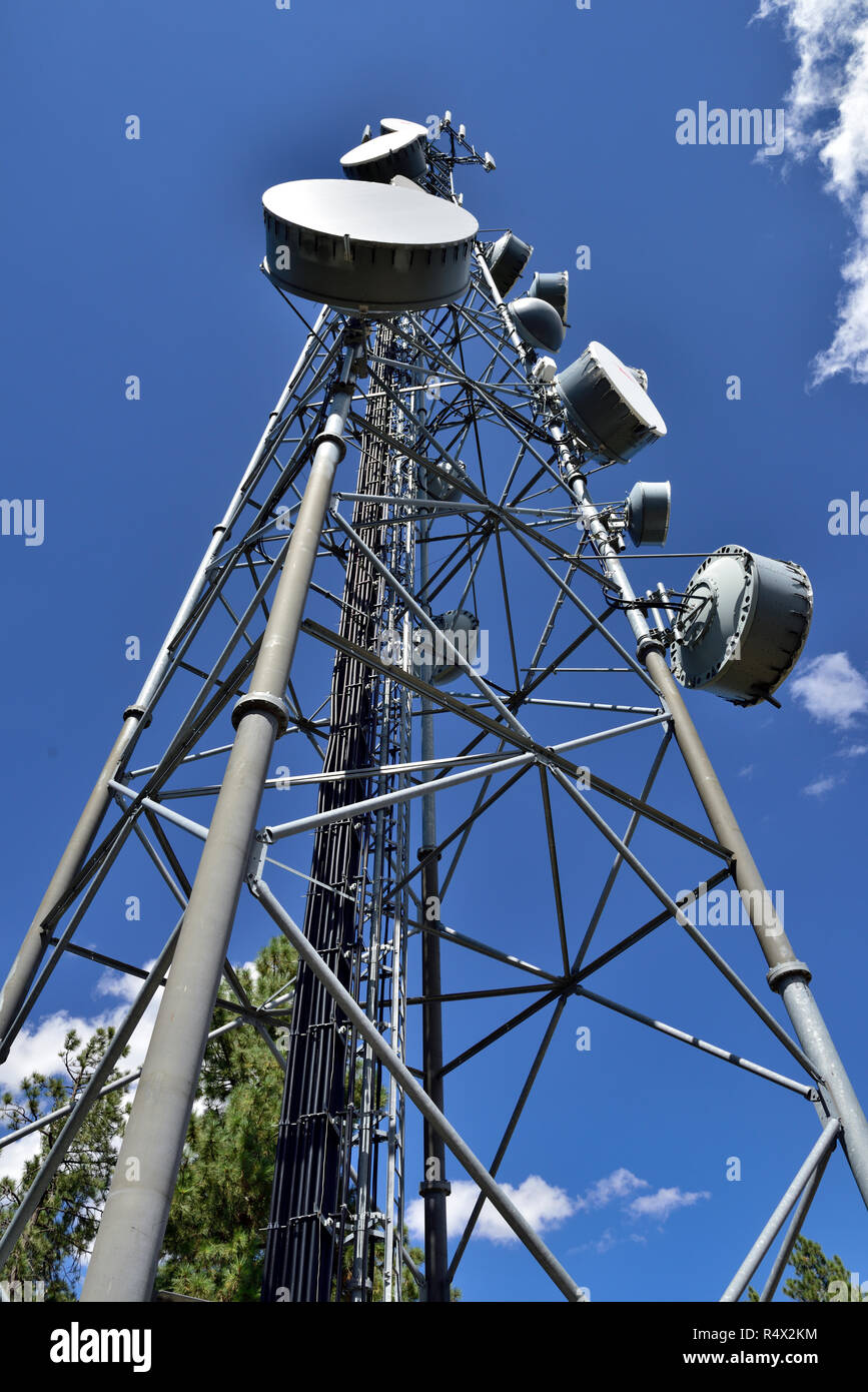 Kommunikation Turm mit Mikrowelle und Handy Antennen Stockfoto