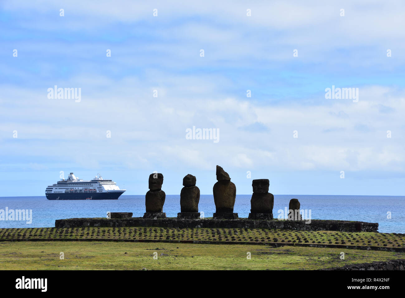 Moai am Tahai zeremoniellen Komplex, Osterinsel (Rapa Nui) mit einem Kreuzfahrtschiff im Hintergrund Stockfoto