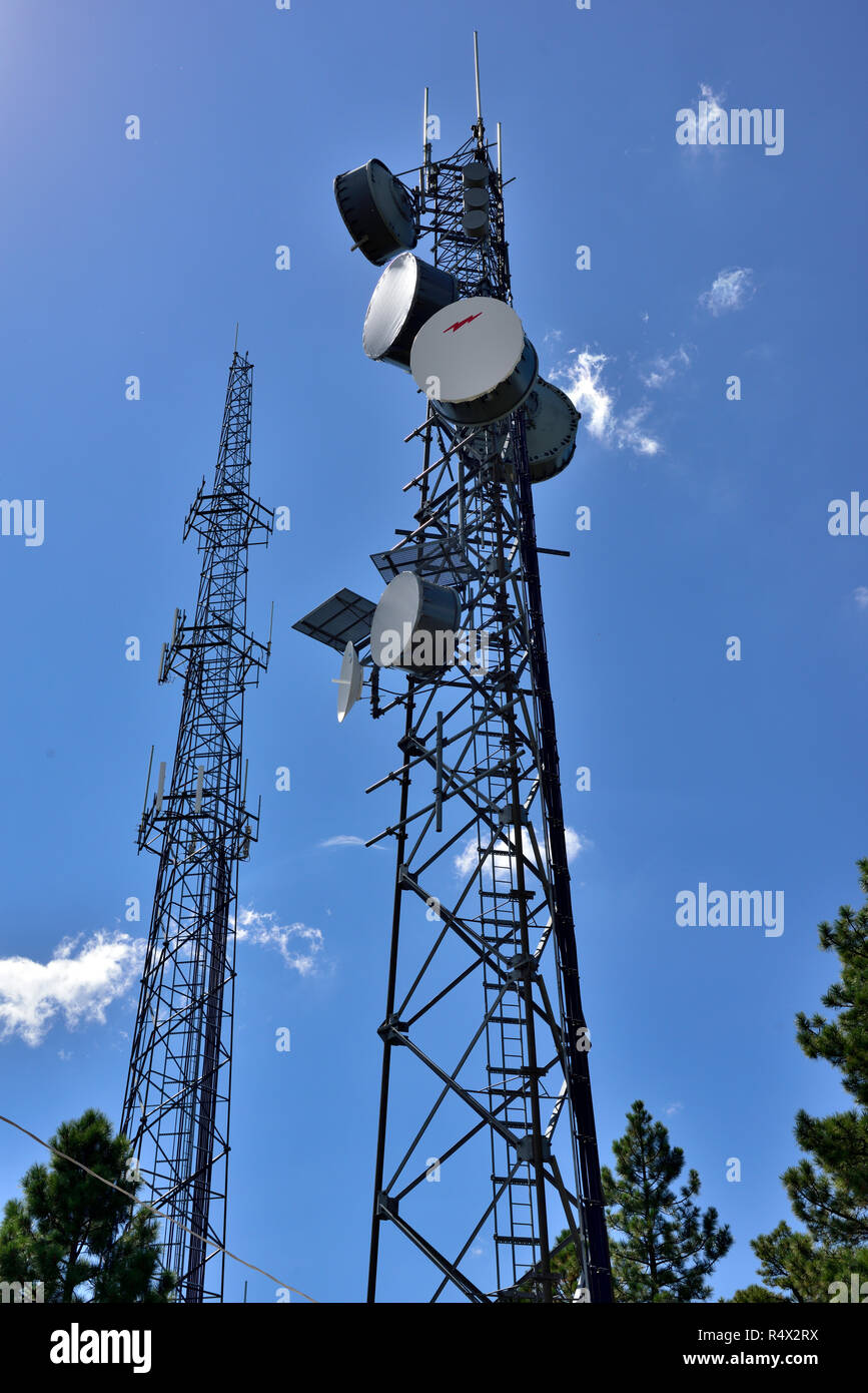 Suchen in Kommunikation Türme mit Mikrowelle und Handy Antennen Stockfoto