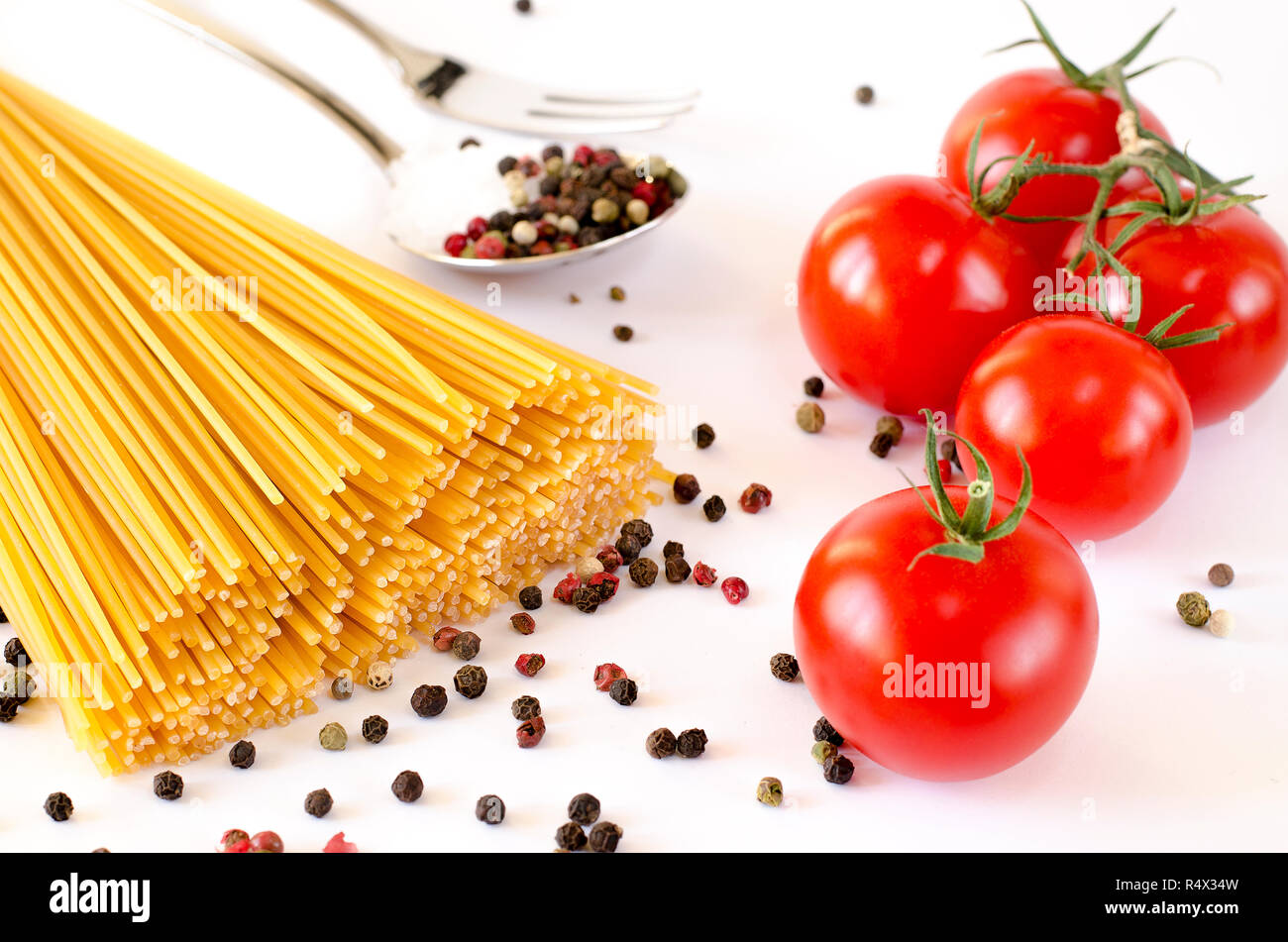 Zutaten für italienische Küche Spaghetti liegen auf einem weißen Hintergrund, zusammen mit
