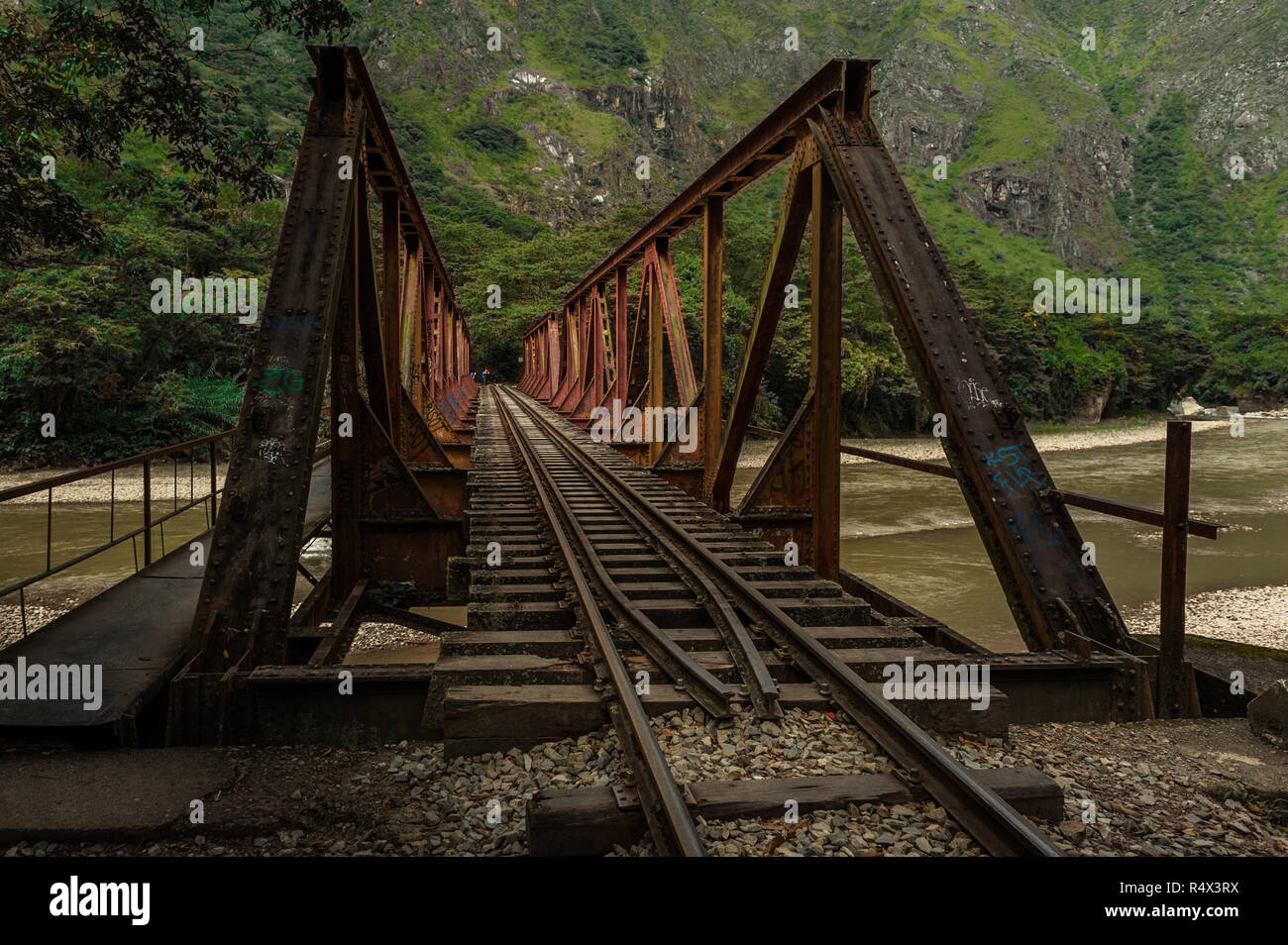 Schienen, die bis nach Aguas Calientes führen - der Ausgangspunkt für Ausflüge nach Machu Picchu, Peru Stockfoto