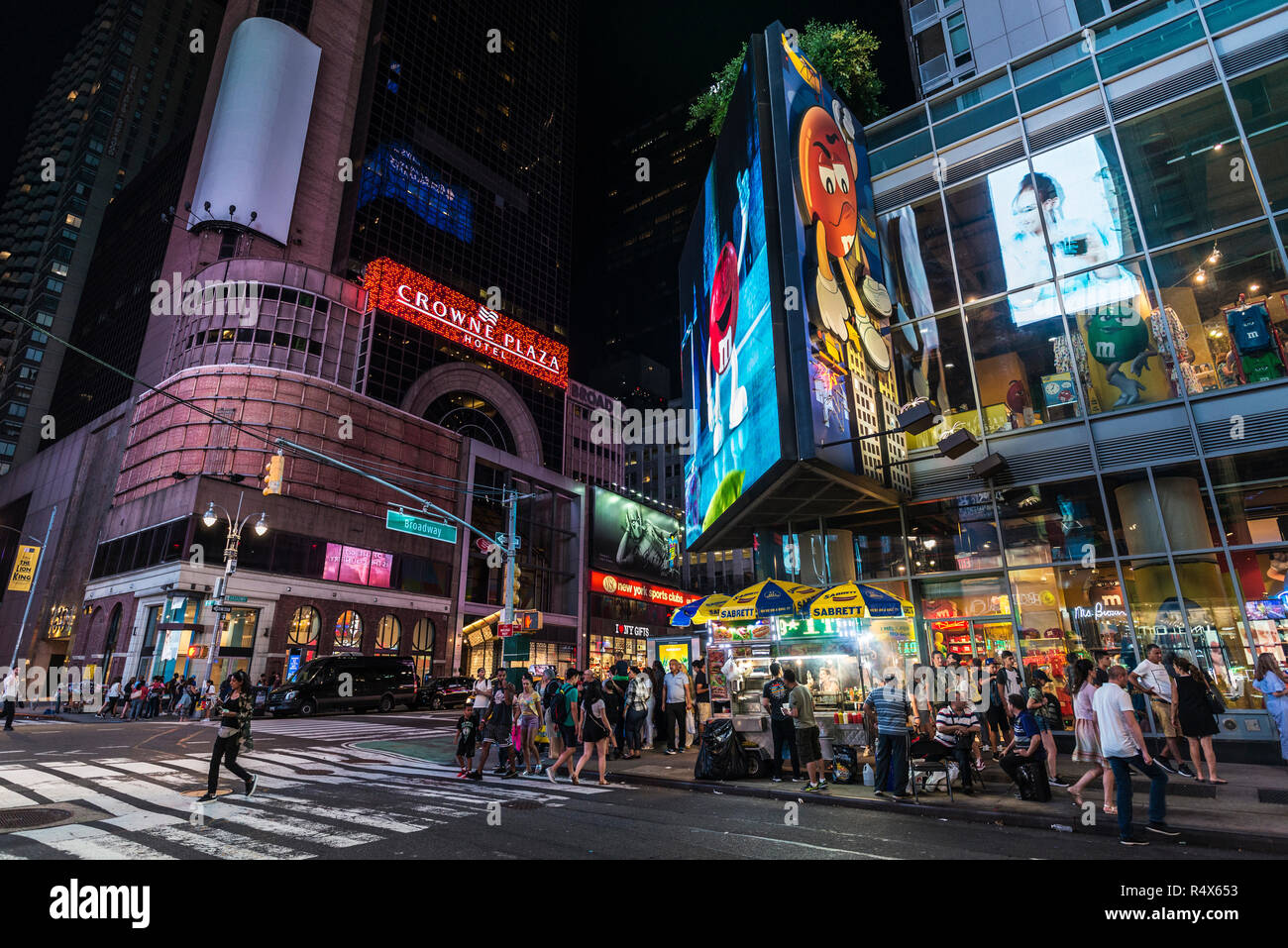 New York City, USA 30. Juli 2018 Crowne Plaza Times Square Manhattan bei Nacht am Broadway