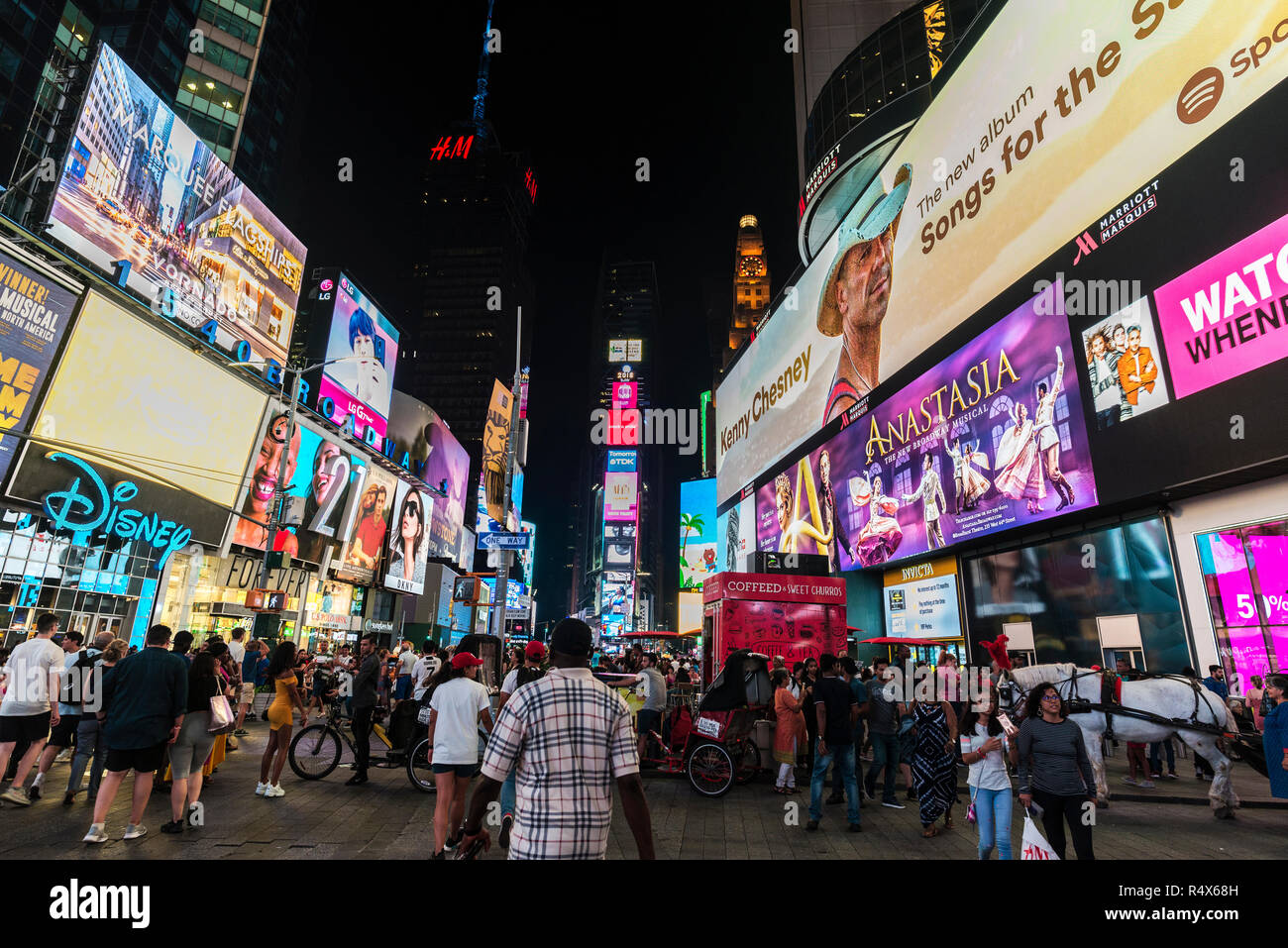 New York City, USA - 30. Juli 2018: Times Square bei Nacht mit Menschen um und große Werbefenster in Manhattan in New York City, USA Stockfoto