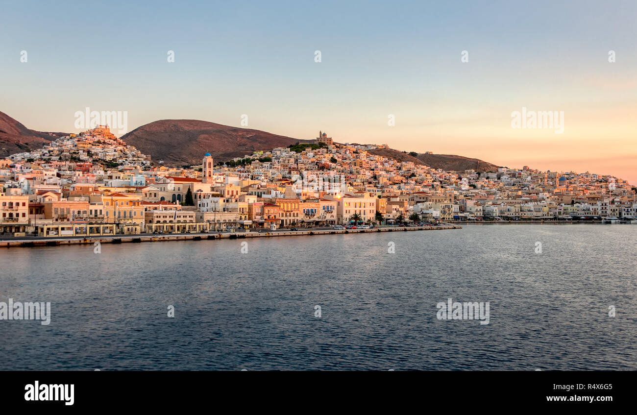 Panorama Blick auf das malerische Stadtbild von Ermoupoli mit Port, Kirchen und die Chora Ano Syros auf dem Hügel an der ersten Ampel, griechische Insel Syros, Cy Stockfoto