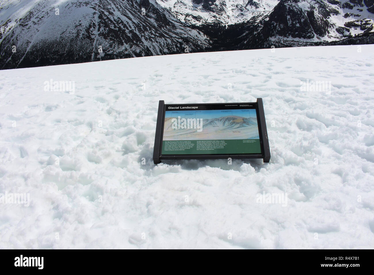 Ein Hinweisschild stossen von unter drei Meter Schnee an einem malerischen auf der Trail Ridge Road im Rocky Mountain National Park, Estes Park überblicken Stockfoto