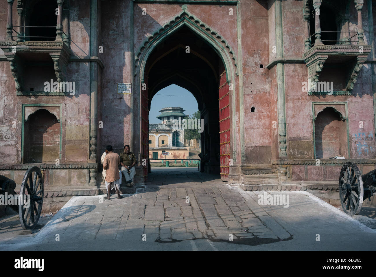 Bilder der Kunst in den alltäglichen Aktivitäten des Lebens gefunden beim Gehen die Nachbarschaft Gassen von Varanasi, Indien. Stockfoto