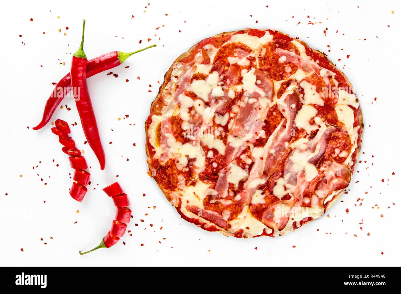 Pizza Salami Mit Paprika, Chili auf weißem Hintergrund Stockfoto