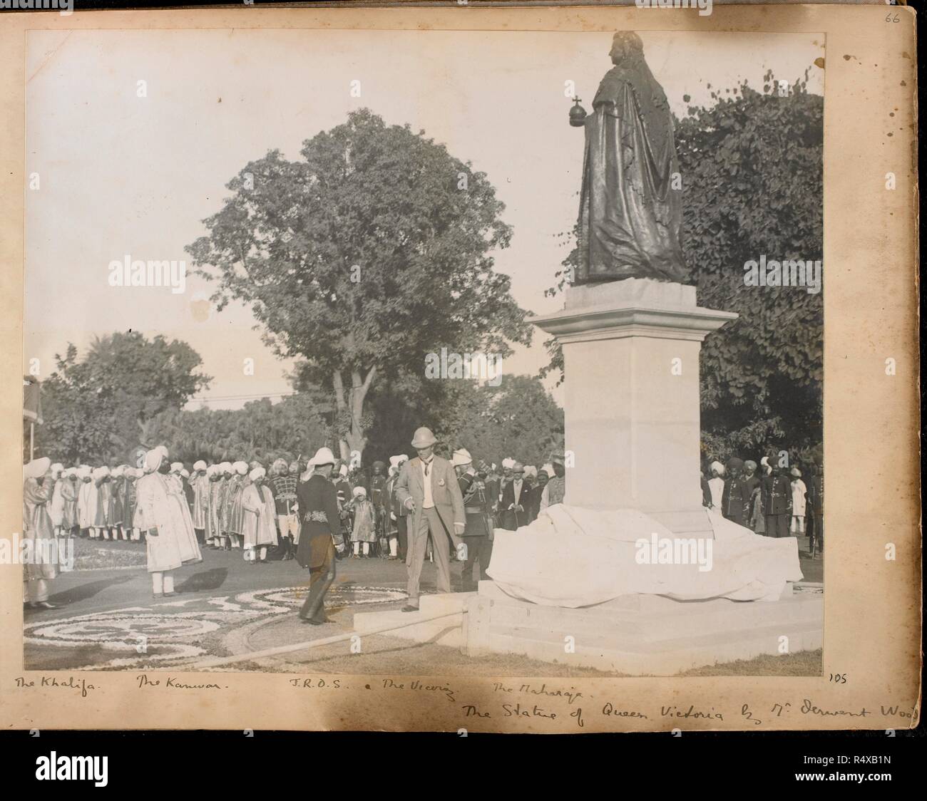 Foto von Lord Curzon Enthüllung der Statue von Queen Victoria von Herrn Derwent Holz in Patiala. (Dunlop Smith Collection). Indien; Patiala; Punjab; Punjab (Indien); Nov 1903. Quelle: Foto 355/2/(105). Autor: Anon. Stockfoto