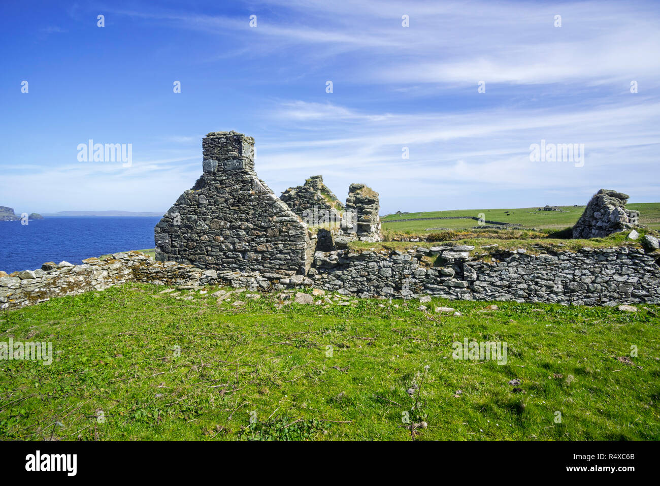 Crofter's Haus am Strand auf Strandburgh Ness/Strandibrough auf der Insel Fetlar, Shetlandinseln, Schottland, Großbritannien ruiniert Stockfoto